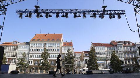 La plaza de Armas�acoger� en agosto la mayor parte de los conciertos del programa de las fiestas de San Ram�n. Los vecinos piden que se aten�e el ruido en el foco emisor, es decir, en el escenario, con limitadores de frecuencias. En la foto, el escenario del pasado a�o, donde se celebraron conciertos multitudinarios como el que abri� la programaci�n la noche del preg�n, con Omar Montes.