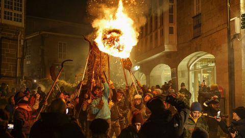 El fuego da una luz especial a la Noite dos Fach�s en Castro Caldelas.