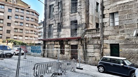 A pesar de que las intervenciones de los bomberos para inspeccionar el estado del inmueble se realizaron hace un mes, nada ha cambiado desde entonces. Solo se ha restringido el acceso a la zona trasera del edificio convirtiendo este tramo en un aparcamiento