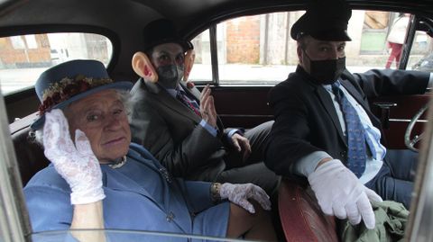 La reina de Inglaterra de la comparsa de Xograres de Lemos y su hijo, el prncipe Carlos, en el coche oficial 