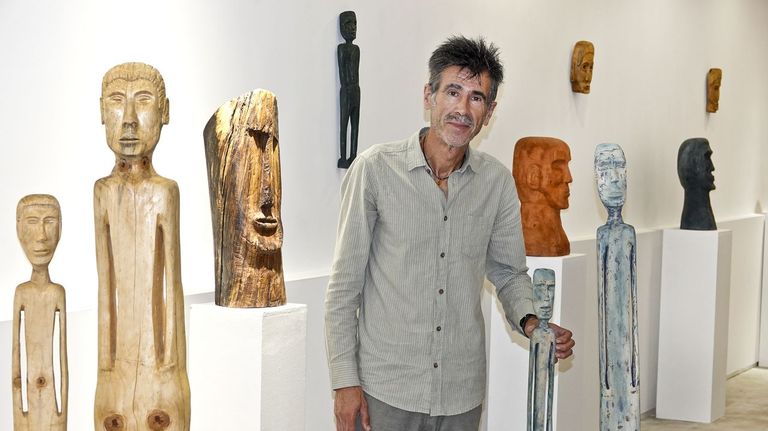 Gonzalo Vila con algunas de las piezas que expone