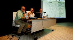 Jos� Nogueira, Domingo Verdini y Xos� Manuel Carril, en el centro c�vico del Castrill�n.