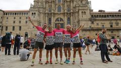 Mamen Ledesma, Juan Pablo G&oacute;mez, Lourdes Chinchilla, Francisco Garc&iacute;a y Ra&uacute;l Corbacho, del Club Entrena y Mejora de Dos Hermanas, hicieron corriendo el Camino de Santiago desde Sarria.