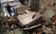 El veh�culo destroz� el negocio, en la esquina de ronda de Nelle con Villa de Cee. 