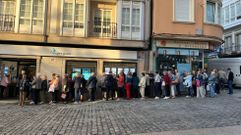 Cola formada el pasado a�o a primera hora de la ma�ana frente a la agencia de viajes para lograr plaza para las expediciones a Lugo y Mondo�edo.