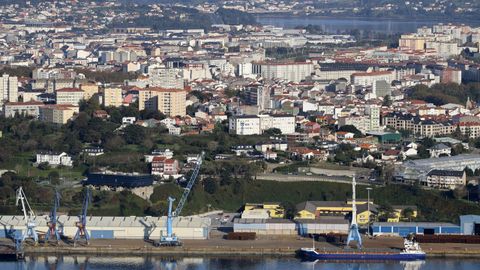 Vista de la ciudad de Ferrol, con el puerto en primer plano