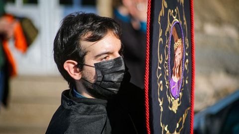 Los sonenses salieron a contemplar el paso de una procesin que parti de la iglesia parroquial para llegar a la capilla de A Atalaia.