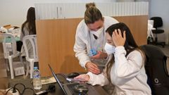 Personal de vacunaci�n, en el edificio administrativo de la Xunta en Campolongo, en Pontevedra