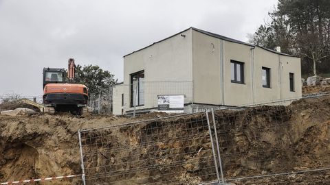 Avance de las obras de la primera de las viviendas modulares que componen la urbanizacin en Canden.