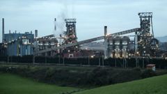 Vista de las instalaciones de ArcelorMittal en Gij�n. Un incidente provocado en la maniobra rutinaria de parada del Horno Alto de ArcelorMittal de Gij�n ha provocado un incendio en las instalaciones que ha obligado a la evacuaci�n del personal sin que se produjesen da�os personales,