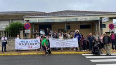 Los participantes terminaron la marcha delante del centro de salud del municipio