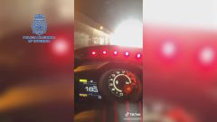 Se graba en un deportivo casi triplicando la velocidad permitida, lo cuelga en Tik Tok y lo arrestan