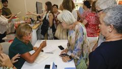 Carmen Pe�amar�a firm� decenas de libros en la presentaci�n de su primera obra, �Un paseo junto al mar�