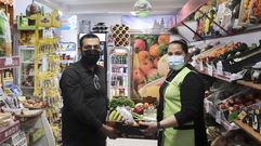 Ashraf y Linda muestran una de las cajas con g�nero perecedero que ofrecen a trav�s de la plataforma Too Good To Go en la fruter�a Mercado Verde, abierta en el mismo local que ocupaba antes Entrenaranjos. �l, empresario, est� detr�s tambi�n de la agencia Galicia Travels, premiada por los usuarios de TripAdvisor el a�o pasado