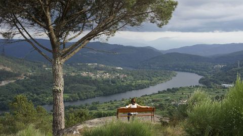 Desembocadura del río Avia en el Miño, desde el mirador del Banco do Piñeiro Manso, en Ribadavia.