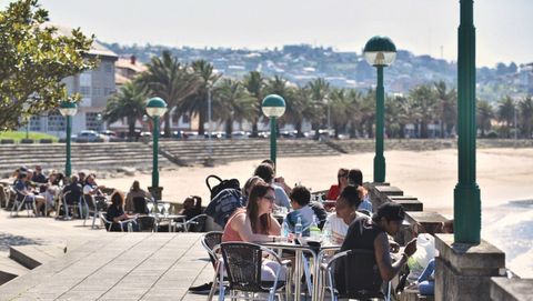 Las terrazas de Santa Cristina (Oleiros) se llenan con el buen tiempo