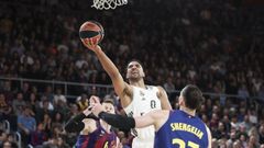 El madridista Trey Lyles penetra a canasta durante el partido contra el Barcelona