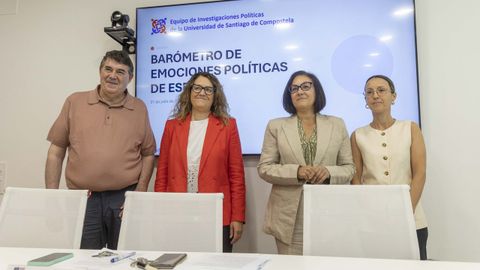 Miguel Anxo Bastos, Erika Jar&aacute;iz, Nieves Lagares y Mar&iacute;a Pereira, este viernes en la Facultade de Ciencias Pol&iacute;ticas de la USC al dar a conocer el avance del Bar&oacute;metro