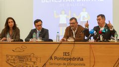 El conselleiro de Educaci&oacute;n, Rom&aacute;n Rodr&iacute;guez acompa&ntilde;ado por la directora general de Innovaci&oacute;n Educativa, Judith Fern&aacute;ndez (1-i) el director del&nbsp;IES Pontepedri&ntilde;a, Javier Dapena (2-d) y el letrado, Jos&eacute; Julio Fern&aacute;ndez (2-i).