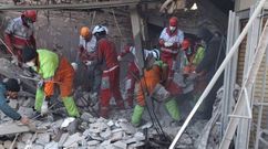 Miembros de la Media Luna Roja trabajan en un edificio bombardeado en Teher�n.