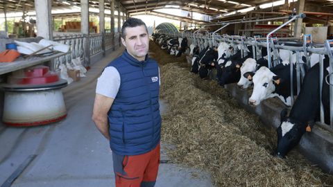 Ivn Rodrguez hizo la carrera de veterinario y ahora dirige la explotacin familiar, en O Pramo.