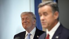 El presidente Trump sonr�e durante la comparecencia del director de la CIA, John Ratcliffe, el pasado 6 de abril