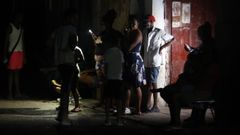 Cubanos durante el apagn en La Habana.