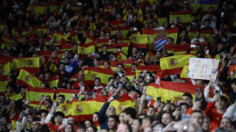 Aficionados espa�oles, durante el partido amistoso entre la selecci�n y Egipto en el estadio de Cornell�.