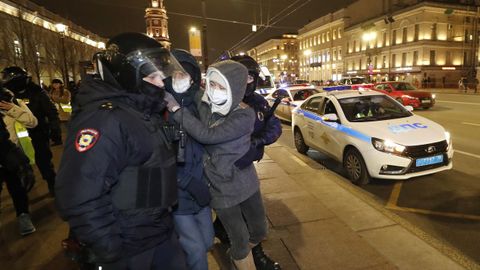 Polic�as rusos detienen activistas contra el guerra en la ciudad de San Petersburgo