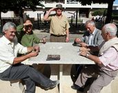 Jubilados jugando a las cartas en un parque de Coia. 