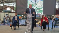 El alcalde de Vegadeo, ante la vicepresidenta del Principado y otras autoridades este viernes en la inauguraci&oacute;n oficial de la feria