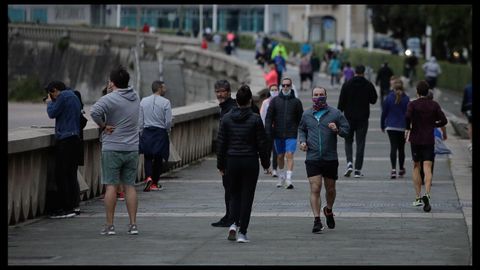 Paseantes y deportistas en el Paseo Maritimo de A Coru�a