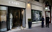 Dos agentes de polic�a custodian la entrada de la joyer�a Casty.