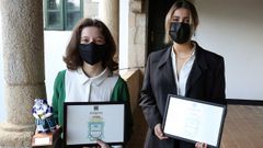 Xulia Rey (esquerda) gaou un premio do Concello de Pontedeume