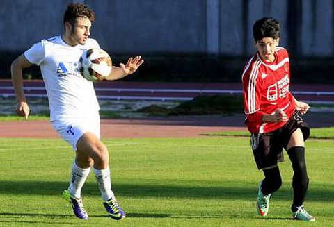 Adri�n Armesto, a la izquierda, conduce el bal�n en el partido ante el Dubra en A Pinguela. 