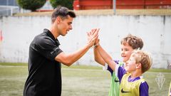 Gaspar Campos con dos ni�os del Campus de Mareo