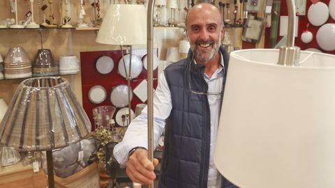 Federico Gonzlez Varela en su comercio, Cisa Iluminacin, que cierra por jubilacin.
