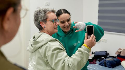 Emily Damari, de 28 aos, junto a su madre despus de ser liberada