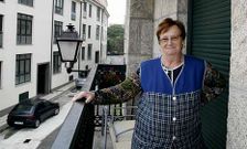 Carmen D�az en el balc�n de su casa situada en la calle Magdalena de Cee. 