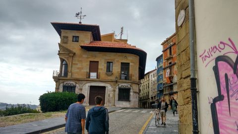 La Casa Paquet, al fondo