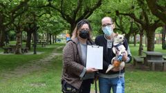 Loida Climent y �scar Y��ez con el papel de firmas y su perro Keko en O Chanto, donde suelen pasear