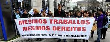 Un momento de la concentraci�n desarrollada ayer frente al edificio de la Xunta.
