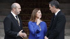 El presidente del Gobierno, Pedro S�nchez, conversa con los presidentes del Senado y del Congreso, Pedro Roll�n y Francina Armengol, respectivamente, tras el acto de la jura de la Constituci�n de la princesa de Asturias 