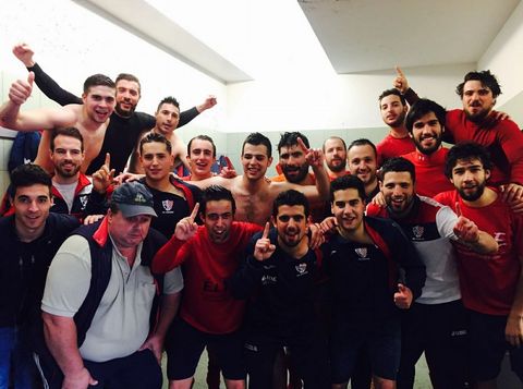 Los futbolistas del Chantada B celebraron ayer al acabar el partido el t�tulo de liga en el vestuario