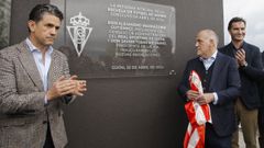 El presidente de LaLiga, Javier Tebas (d) y el presidente del Grupo Orlegi Sport, Alejandro Irarragorri, durante su visita a las nuevas instalaciones de la Escuela de F�tbol de Mareo, Gij�n