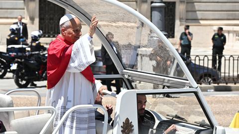 Uno de los momentos de Le�n XIV a bordo del papam�vil
