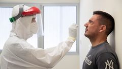  Un sanitario del 061 hace una prueba PCR a un vecino de Totana (Murcia)