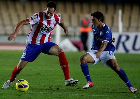 Pav�n, con el bal�n ante un jugador del Xerez en el partido de la primera vuelta en Chap�n.