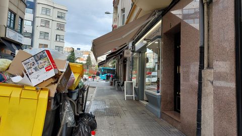 Basura delante de los negocios