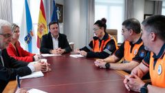 Valent�n Gonz�lez Formoso, con responsables de las agrupaciones de voluntarios de Protecci�n Civil.